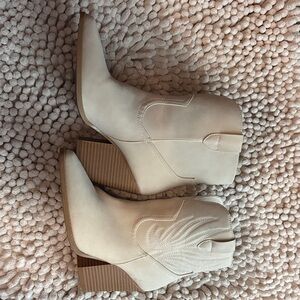 Qupid Beige Ankle Booties